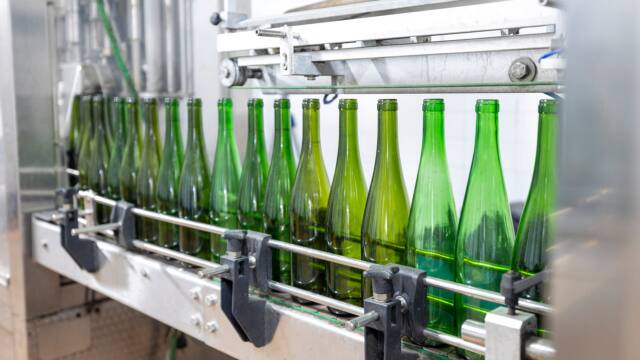 Botellas en Instalaciones Herederos Antonio Lago