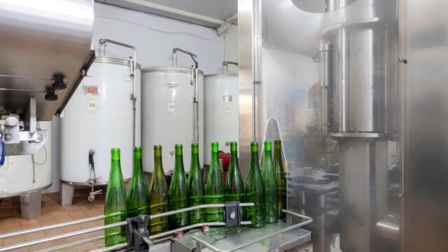 Botellas de vino en instalaciones de bodega